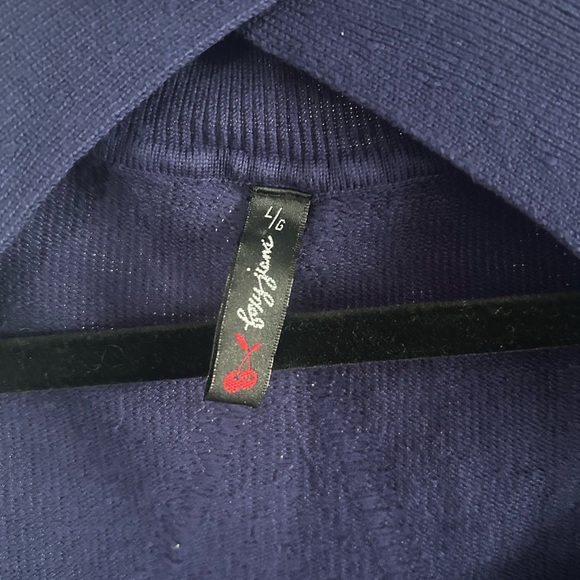 Short Sleeve Twist-Back Knit Top in Navy - Picture 2 of 8